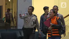 Asisten Komisioner KPU Wahyu Setiawan, Agustiani Tio Fridelia (kanan) usai menjalani pemeriksaan di Gedung KPK, Jakarta, Jumat (10/1/2020). KPK menahan Agustiani yang sebelumnya ditetapkan sebagai tersangka kasus suap terkait PAW anggota DPR RI periode 2019-2024. (Liputan6.com/Herman Zakharia)