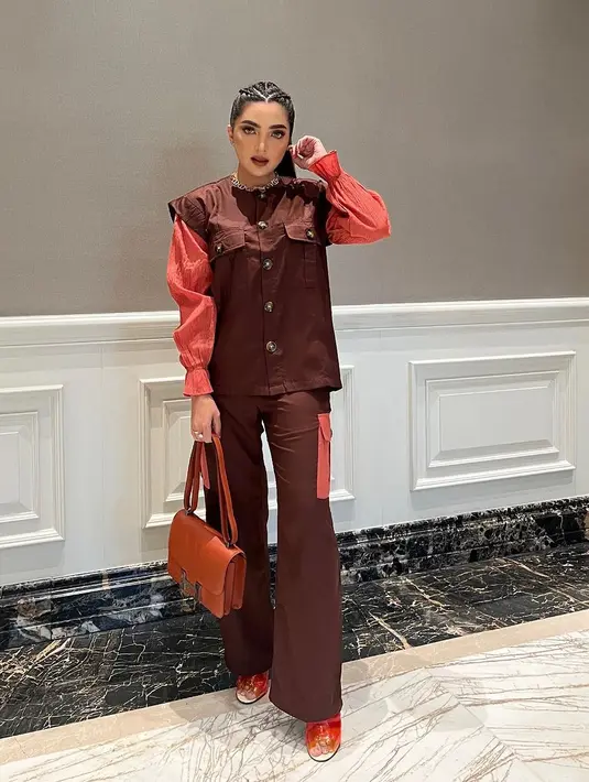 Ashanty terlihat luar biasa di foto ini. Ia mengenakan outfit bernuansa cokelat kemerahan yang senada, dengan gaya rambut bernuansa Y2K yang chic dan manis. [Foto: Instagram/ashanty_ash]
