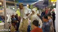 Banjir Kepung Resepsi Pernikahan, Cara Pengantin Naik Pelaminan Curi Perhatian