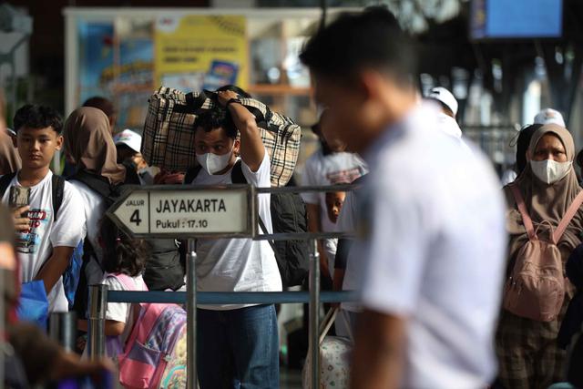 Ribuan Pemudik Padati Stasiun Pasar Senen Jakarta