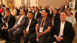 Komjen Pol Mochamad Iriawan atau Iwan Bule (kanan) saat pembukaan Kongres Luar Biasa (KLB) PSSI di Jakarta, Sabtu (2/11/2019). Mochamad Iriawan resmi menjabat sebagai Ketua Umum PSSI periode 2019-2023 dengan raihan suara mutlak 82 dari jumlah voters 85. (Liputan6.com/Herman Zakharia)