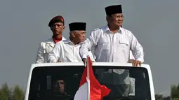 Ditemani wakilnya, Hatta Rajasa, mantan Danjen Kopassus itu tampak menaiki mobil jeep terbuka untuk mengecek kesiapan pasukan, Bogor, Minggu (17/8/14). (Liputan6.com/Johan Tallo)