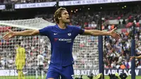 Pemain Chelsea, Marcos Alonso, merayakan gol kedua ke gawang Tottenham Hotspur, pada laga lanjutan Premier League, di Stadion Wembley, Minggu (20/8/2017). (AFP/Ben Stansall).