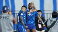 Pemain Persib Bandung, David Da Silva melakukan selebrasi setelah mencetak gol ke gawang Madura United pada laga leg 1 final Championship Series BRI Liga 1 2023/2024 antara Persib Bandung melawan Madura United di Stadion Si Jalak Harupat, Bandung, Minggu (26/05/2024). (Bola.com/M Iqbal Ichsan)