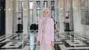 Ciptakan tampilan formal yang modis dengan padu padan gamis nuansa warna nude dengan blazer warna pink dan hijab warna abu-abu seperti potret Dara yang satu ini. (Instagram/daraarafah).