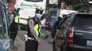 Petugas mengatur lalu lintas di sepanjang Simpang Cagak Nagreg, Jawa Barat, Minggu (3/7).H-3 menjelang lebaran volume kendaraan yang melintas meningkat ditambah dengan aktivitas pasar yang ada di kawasan tersebut. (Liputan6.com/Immanuel Antonius)