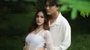 Ia nampak kenakan kemben putih dengan atasan model cutout kebaya dipadu dengan rok putih [@mahaliniraharja]