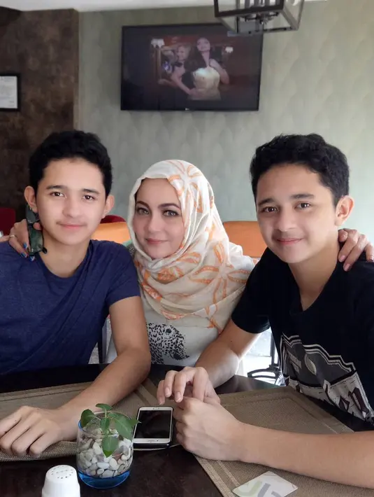 Saat usia anak-anak, Nakula dan Sadewa memiliki rambut keriting kribo. Wajahnya juga imut dan tubuhnya yang mungil. Namun kini, dua lelaki ini bertubuh tinggi dan wajahnya juga yang tampan. (Instagram/nakula_sadewa_now)