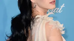 Penyanyi Katy Perry berpose saat menghadiri acara tahunan UNICEF Snowflake Ball ke-12 di Cipriani Wall Street di New York City, AS (29/11). Penampilan Katy angun menjadi pusat perhatian para awak media. (AFP Photo/Angela Weiss)