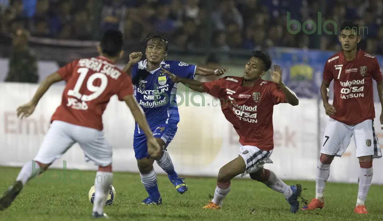 Pemain Persib, Hariono, berusaha melewati hadangan pemain Bali United dalam laga persahabatan di Stadion Siliwangi, Bandung, Sabtu (13/2/2016). (Bola.com/Vitalis Yogi Trisna) 
