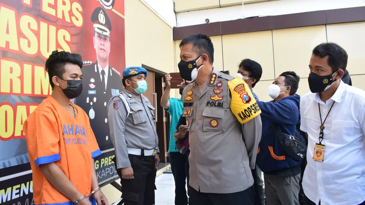 Polisi ringkus bapak aniaya anak di Sidoarjo. (Dian Kurniawan/Liputan6.com)