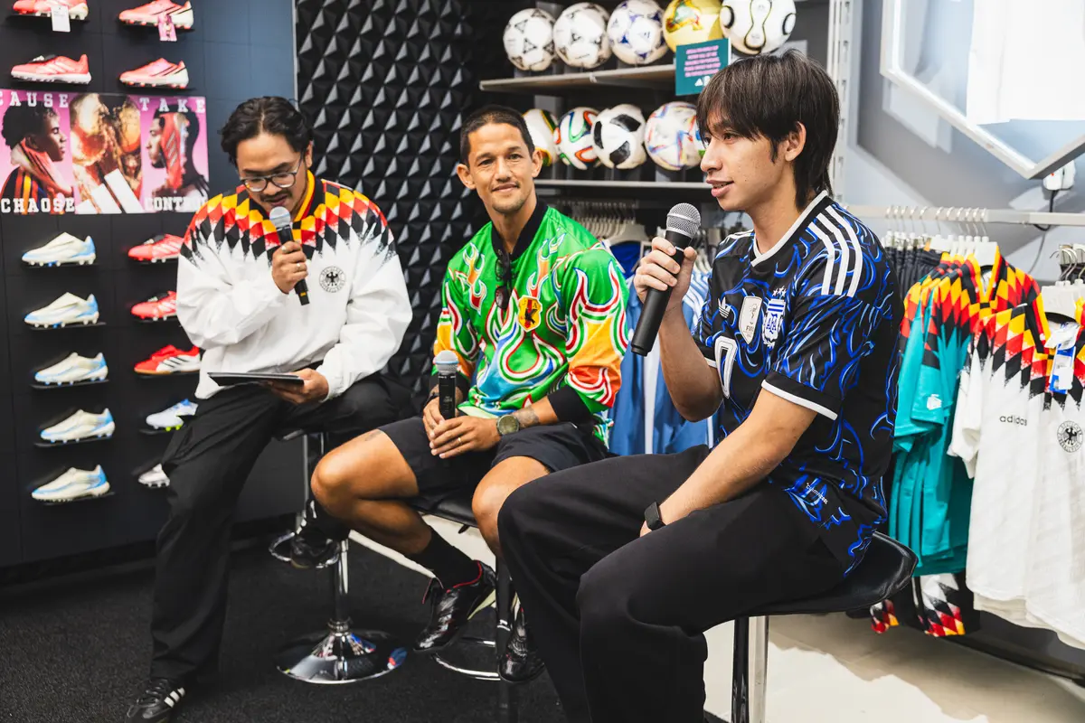 Arlyansyah Abdulmanan (kanan) dan Irfan Bachdim (tengah)