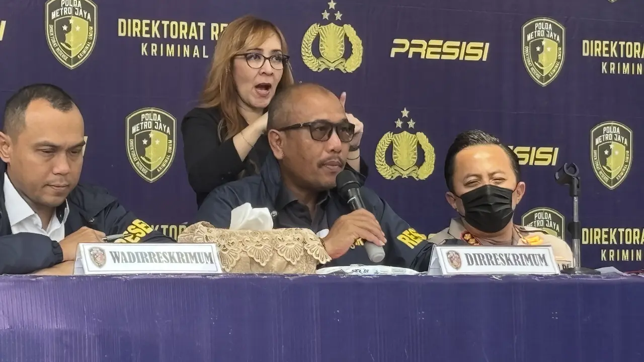 Direktur Reserse Kriminal Umum Polda Metro Jaya Kombes Wira Satya Triputra mengungkap motif pembunuhan notaris di Bekasi.