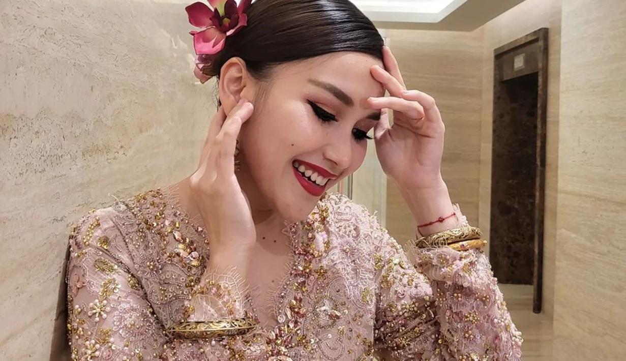 Untuk riasan wajahnya, Ayu Ting Ting didandani dengan makeup yang menonjolkan pada bagian mata dan bibir. Wanita 30 tahun itu menggunakan lipstik merah merona yang matching dengan hiasan sanggul simple-nya.(Liputan6.com/IG/@ayutingting92)