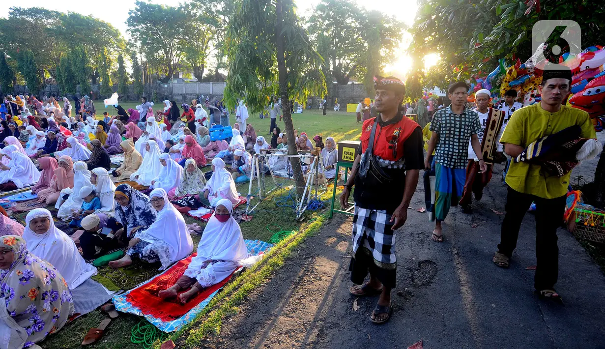Tidak hanya ketika Sholat id Idul Adha dan Idul Fitri, pengamanan juga dilakukan ketika ada jumatan. (merdeka.com/Arie Basuki)