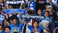 Suporter tim Singo Edan membentangkan syal usai menyaksikan laga Arema FC melawan Persija pada lanjutan Go-Jek Liga 1 Indonesia 2018 bersama Bukalapak di Stadion GBK Jakarta, Sabtu (31/3). Arema FC kalah telak 1-3. (Liputan6.com/Helmi Fithriansyah)