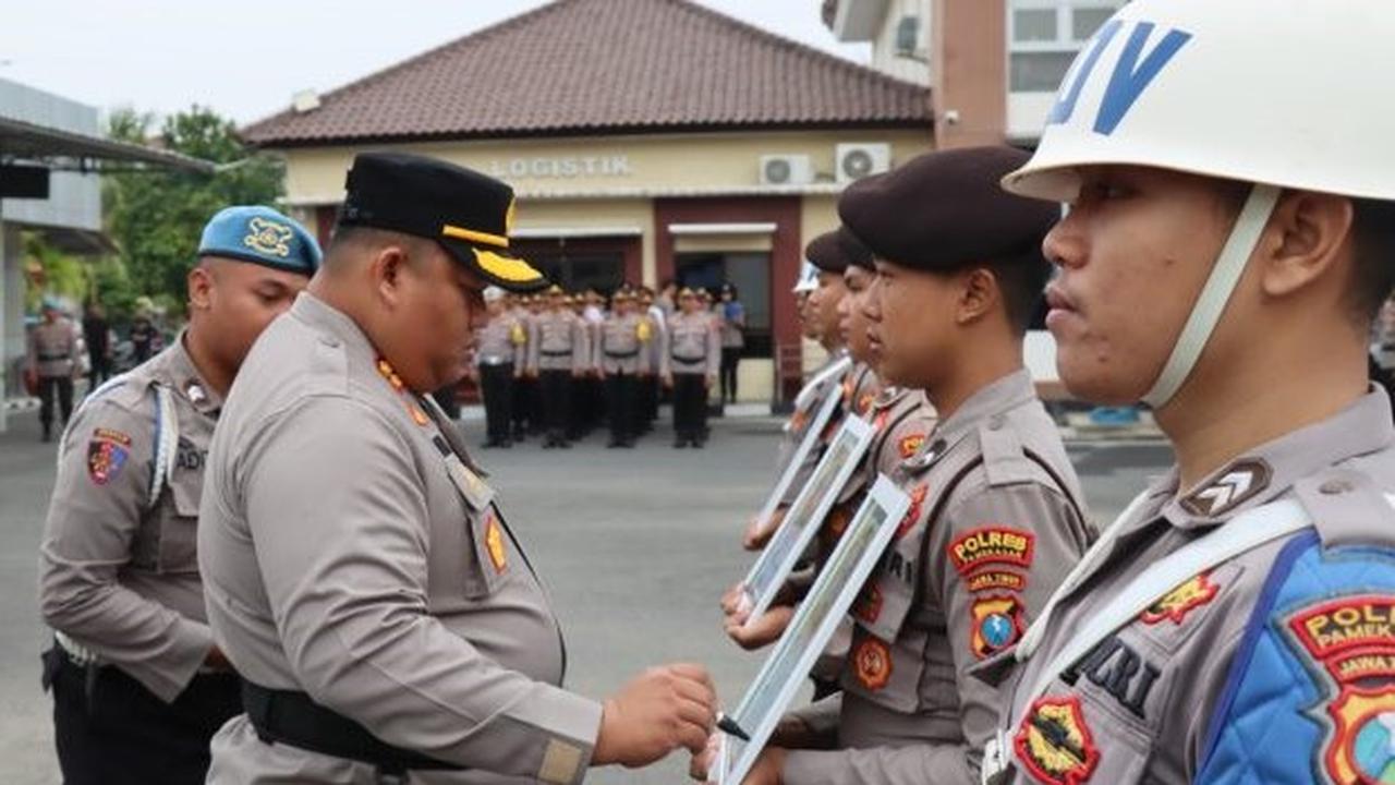 Tiga polisi di pamekasan jalani upacara Pemberhentian Tidak Dengan Hormat (PTDH). (Istimewa)