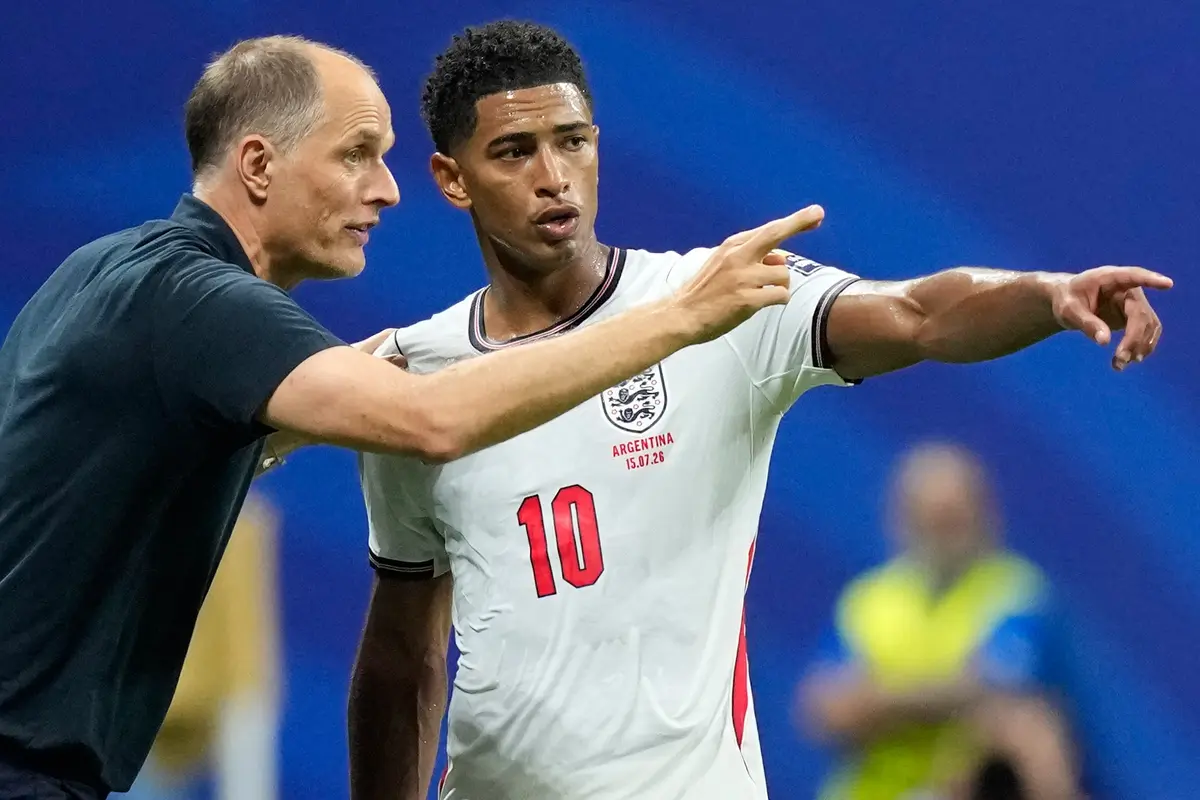 Pelatih Inggris Thomas Tuchel berbicara dengan pemain Inggris Jude Bellingham