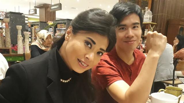 Milasari Anggraini bersama putranya Varrel