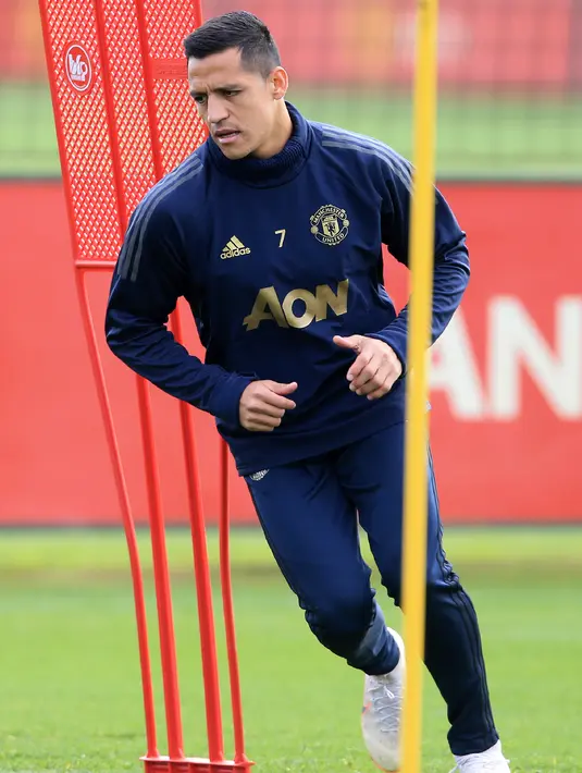 Penyerang MU, Alexis Sanchez melakukan pemanasan saat sesi latihan di AON Training Complex, Carrington, Inggris (1/10). MU akan bertanding melawan wakil Spanyol, Valencia pada lanjutan grup H Liga Champions di Old Trafford. (AFP Photo/Lindsey Parnaby)