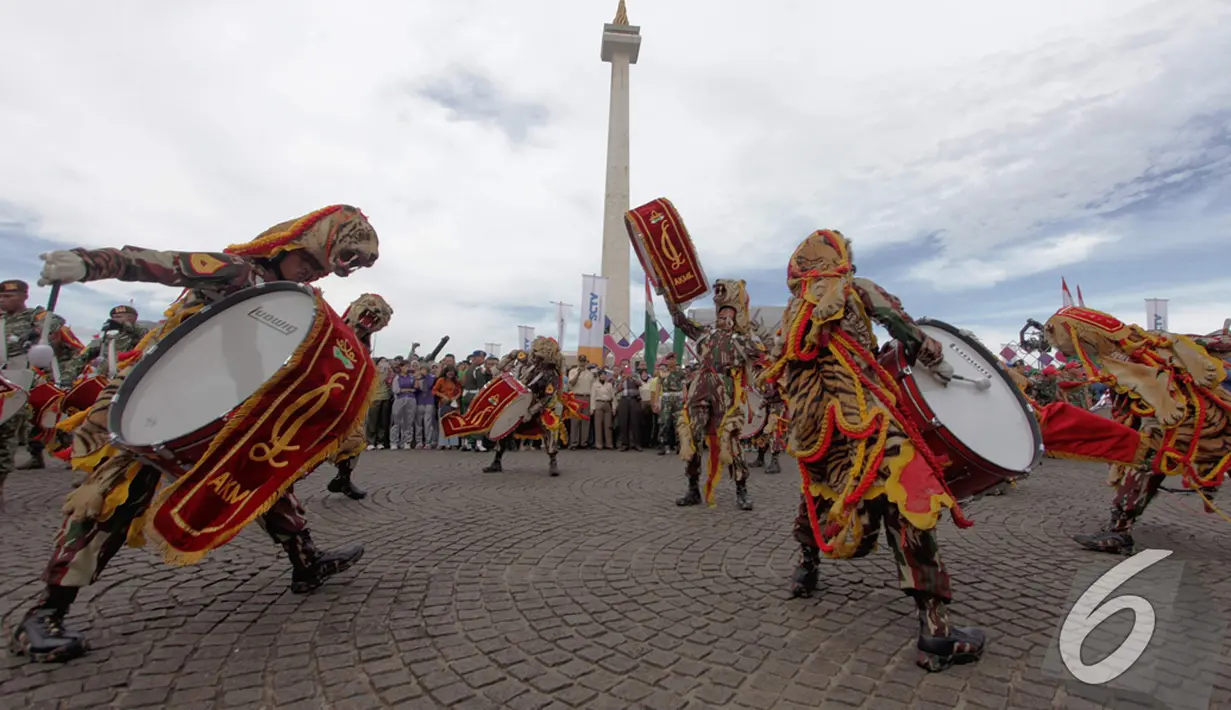 Salah satu anggota marching band TNI AD mengenakan kostum harimau saat pembukaan Pameran Alutsista TNI di kawasan Monas, Jakarta, Jumat (12/12/2014). (Liputan6.com/Faizal Fanani)