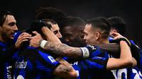 Para pemain Inter Milan merayakan gol yang dicetak Marcus Thuram ke gawang Udinese dalam laga giornata 15 Serie A Liga Italia 2023/2024 di Giuseppe Meazza, Milan, Minggu (10/12/2023) dini hari WIB. Inter Milan menang telak 4-0 dalam pertandingan ini (MARCO BERTORELLO / AFP)
