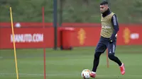 Gelandang Manchester United, Andreas Pereira menggiring bola selama sesi latihan tim di Manchester, Inggris, Rabu (19/2/2020). MU akan bertanding melawan wakil Belgia, Club Brugge pada leg pertama babak 32 besar Liga Europa di Jan Breydel Stadion. (Simon Cooper/PA via AP)