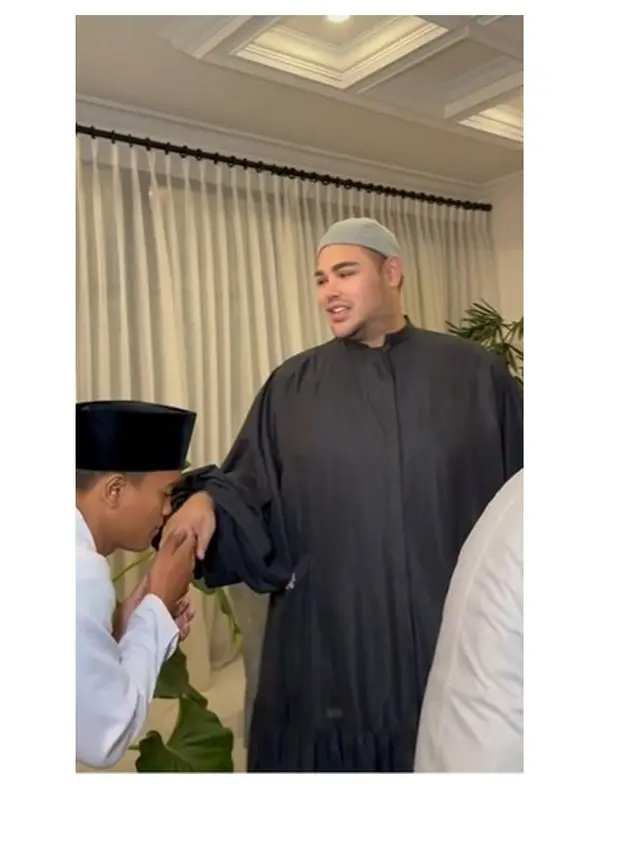 Gelar Pengajian, Ini 8 Potret Ivan Gunawan Pakai Gamis dan Peci yang Curi Perhatian