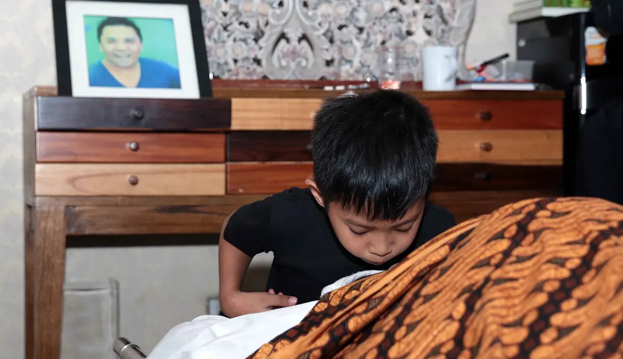 Suasana haru mewarnai rumah duka di Perum Kopo Elok, Jl Bintang, Kota Bandung, Jawa Barat. Dua anak dan istri terlihat mencium kening almarhum untuk terakhir kalinya. (Deki Prayoga/Bintang.com)
