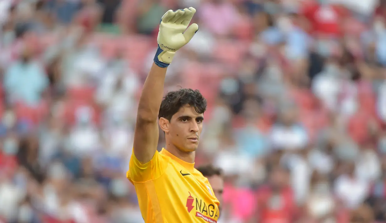 Yassine Bounou. Kiper Sevilla asal Maroko berusia 30 tahun yang akrab disapa Bono ini telah 3 musim berseragam Los Palanganas dan telah mencetak 14 kali clean sheet dari total 30 laga. Rinciannya, 12 kali di Liga Spanyol dan 2 kali di Liga Champions. (AFP/Cristina Quicler)