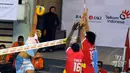 Dua pevoli putra Jakarta Electric PLN mencoba menahan smesh pemain Palembang Bank Sumsel Babel, Aris A Rizkon (kiri) di Pertamina Proliga 2015 di GOR Dome Balikpapan, (8/2/2015). Jakarta Electric PLN unggul 3-1. (Liputan6.com/Helmi Fithriansyah)