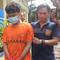 Polisi menangkap pelaku teror bom terhadap 10 sekolah di Depok, Jawa Barat. Tersangka atas nama Hylmi Rafif Rabbani alias HRR (23) menjalankan aksinya menggunakan akun email mengatasnamakan Kamila, yang merupakan mantan kekasihnya. (Liputan6.com/Dicky Agung Prihanto)