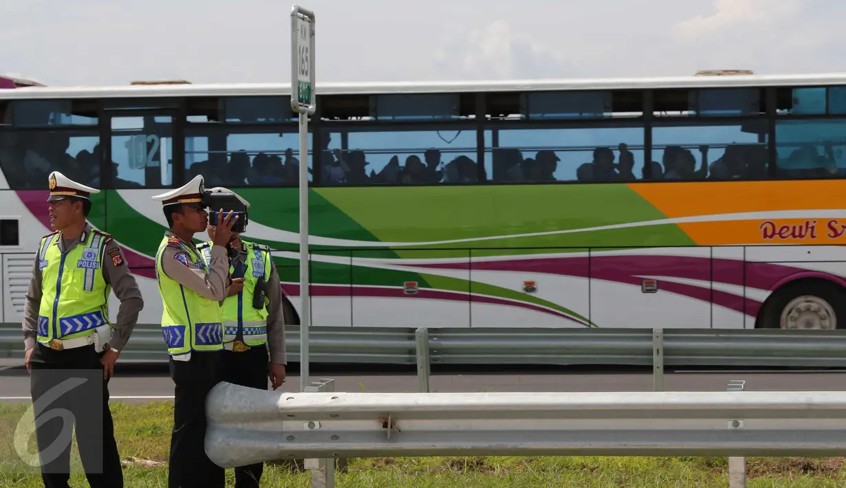 Polisi menggunakan alat pendeteksi laju kendaraan (speed gun) di ruas tol Cikampek-Palimanan KM.165, Majalengka, (14/12). Polda Jabar bekerjasama dengan PT Lintas Marga Sedaya (LMS) melakukan berbagai langkah penegakan hukum. (Liputan6.com/Angga Yuniar)