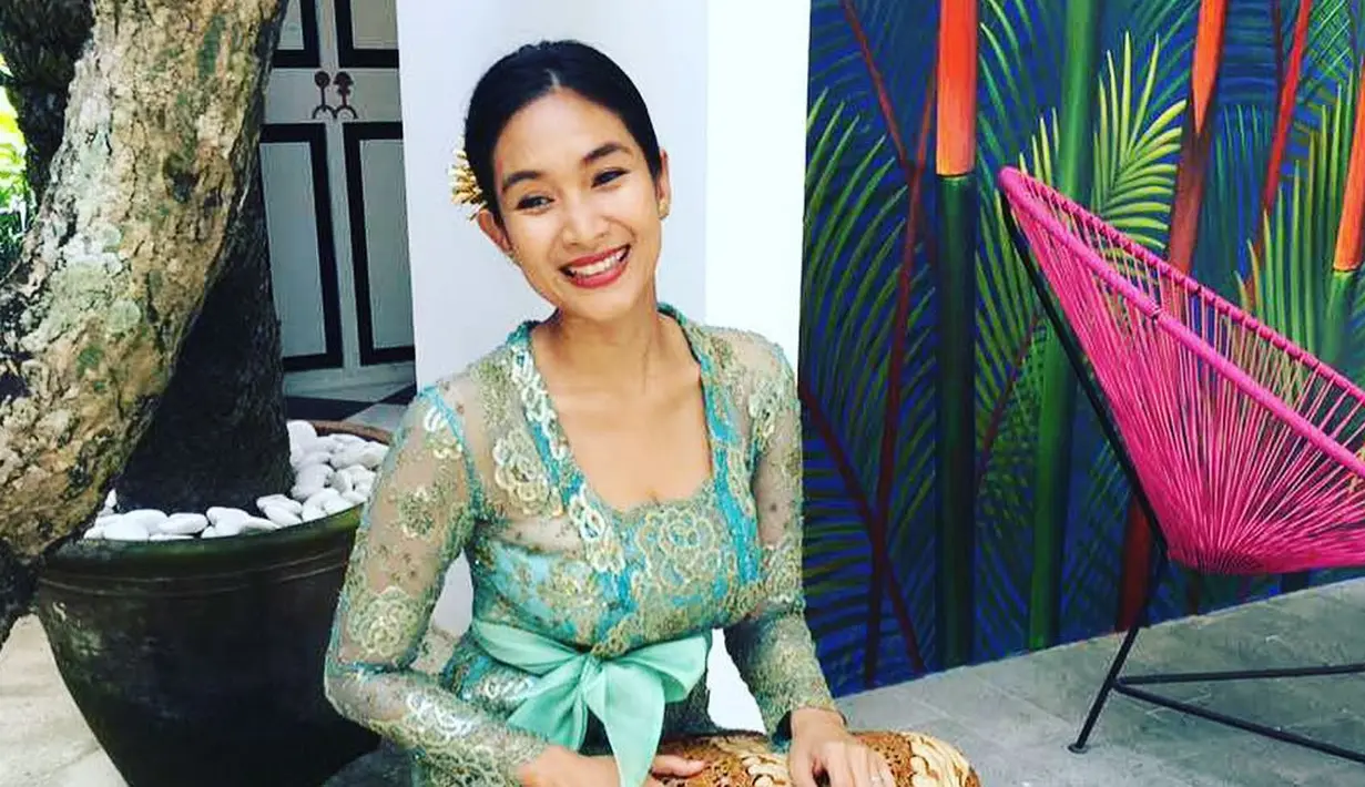 Di saat artis mengenakan baju model terbaru, Happy Salma malah kerap mengenakan pakaian daerah. Ia terlihat mengenakan pakaian daerah di berbagai kesempatan. (Foto: instagram.com/happysalma)