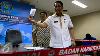 Ketua BNN, Budi waseso memperlihatkan barang bukti di kantor BNN, Jakarta, Selasa (27/10/2015). BNN mengamankan empat tersangka kasus narkoba dengan barang bukti 1000 butir pil ekstasi, dua diantaranya merupakan oknum TNI. (Liputan6.com/Yoppy Renato)