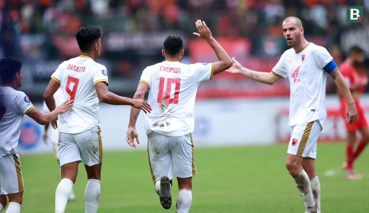 Pemain PSM Makassar, Everton (tengah) melakukan selebrasi setelah mencetak gol ke gawang Persija Jakarta pada laga pekan ke-20 BRI Liga 1 2022/2023 di Stadion Patriot Candrabhaga, Bekasi, Rabu (25/1/2023). PSM Kalah dengan skor 2-4. (Bola.com/M Iqbal Ichsan)