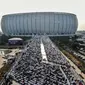 Ribuan umat Islam melaksanakan sholat Id 1 Syawal 1443 Hijriah hingga memenuhi Stadion Jakarta Internasional Stadium, Senin (2/5/2022). Pemerintah Indonesia menetapkan Hari Raya Idul Fitri 1443 Hijriah jatuh pada tanggal 2 Mei 2022. (Liputan6.com/Johan Tallo)