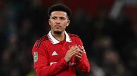 Penyerang Manchester United, Jadon Sancho bertepuk tangan kepada para penggemar usai pertandingan melawan Nottingham Forest di leg kedua semifinal Piala Liga Inggris di Old Trafford di Manchester, Inggris, Kamis (2/2/2023).  Fans Manchester United memberi sambutan yang spesial untuk Jadon Sancho ketika kembali ke lapangan. Fans Setan Merah meneriakkan nama Sancho, yang kemudian dibalas lambaian tangan begitu laga usai. (AFP/Paul Ellis)