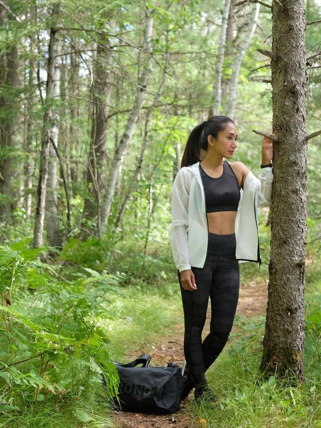 Lama Vakum, Ini 7 Potret Terbaru Cut Memey yang Tetap Awet Muda di Usia 40 Tahun