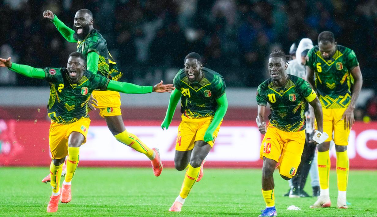 Pemain Timnas Mali merayakan kemenangan atas Tunisia pada laga Piala Afrika 2025 di Stadion Fez, Maroko, Minggu (04/01/2026). (AP Photo/Themba Hadebe)