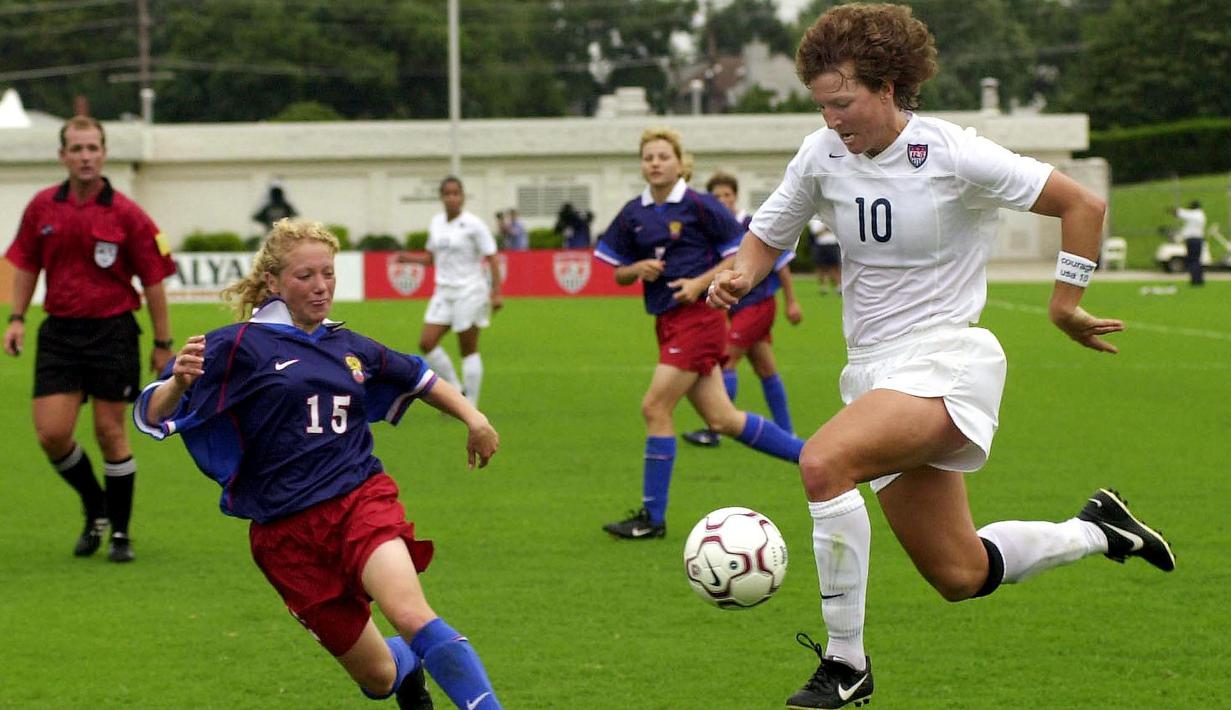 Michelle Akers adalah legenda AS yang dianugerahi gelar Pesepakbola Wanita Terbaik Abad Ini oleh FIFA bersama Sun Wen. Akers membawa timnas AS juara Piala Dunia Wanita 1991 dan meraih medali emas Olimpiade Atlanta 1996. (AFP/Heather Hall)