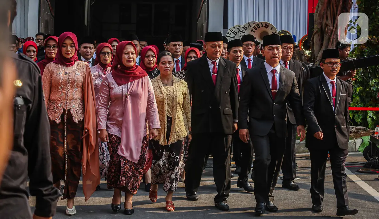 Anggota KPU Provinsi dan kabupaten/kota menghadiri pelantikan di halaman Kantor KPU, Jakarta, Minggu (24/3/2023). (Liputan6.com/Faizal Fanani)