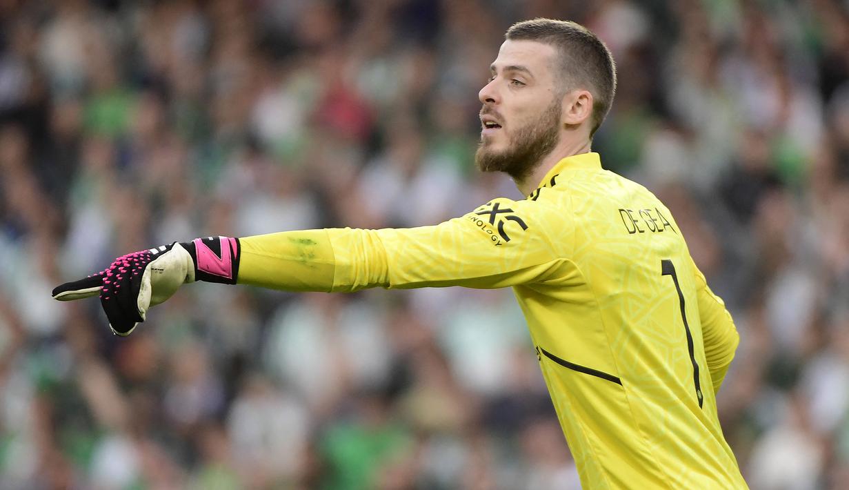 Kiper Manchester United, David de Gea saat laga leg kedua Liga Europa 2022/2023 melawan Real Betis di Benito Villamarin Stadium, Sevilla, 16 Mart 2023. De Gea merupakan kiper utama Manchester United saat ini. Pemain Spanyol tersebut bermain untuk Setan Merah sejak tahun 2011 silam. Ia diketahui mendapatkan gaji sebesar 402.250 pounds per pekan. (AFP/Cristina Quicler)