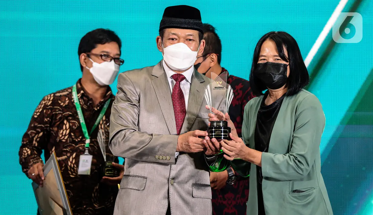 Ketua Badan Amil Zakat Nasional (BAZNAS) RI Noor Achmad memberikan penghargaan Baznas Award 2022 kepada pemimpin Redaksi Liputan6.com, Irna Gustiawati sebagai media pendukung gerakan zakat Indonesia di The Sultan Hotel, Jakarta, Senin (17/1/2022). (Liputan6.com/Johan Tallo)