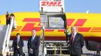 PM Israel Benjamin Netanyahu (kanan) menghadiri upacara untuk menandai kedatangan pesawat yang membawa gelombang pertama vaksin COVID-19 Pfizer di Bandara Internasional Ben Gurion, Tel Aviv, Israel, 9 Desember 2020. Israel memesan sekitar 8 juta vaksin Pfizer. (Xinhua/JINI/Marc Israel Sellem)