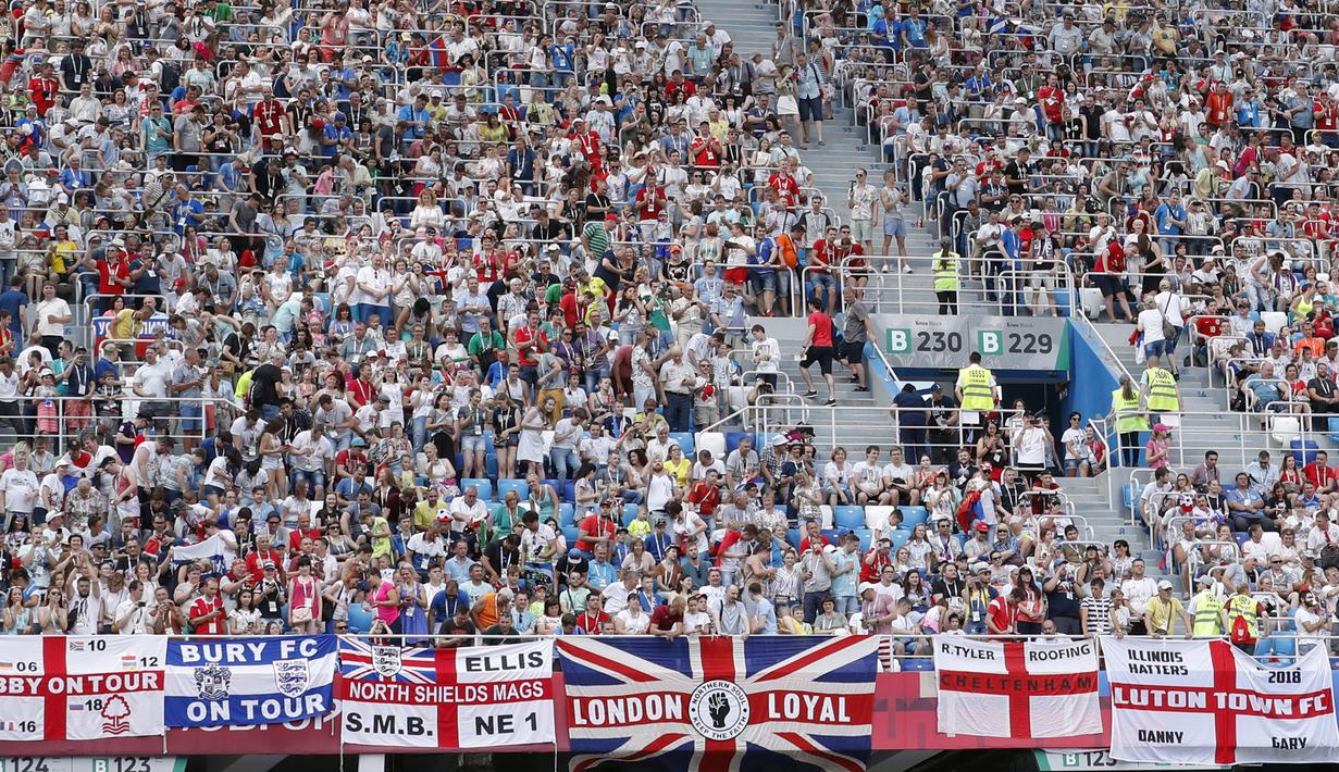 Suasana suporter Inggris saat pada laga grup G Piala Dunia melawan Panama di Stadion Nizhny Novgorod, Nizhny Novgorod, Minggu (24/6/2018). Babak pertama Inggris unggul 5-0 atas Panama. (AP/Antonio Calanni)