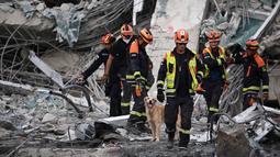 Dua hari setelah gempa bumi yang menghantam Myanmar tengah dengan magnitude 7,7, pemerintah Thailand jumlah korban di negaranya mencapai 10 jiwa. (Lillian SUWANRUMPHA/AFP)
