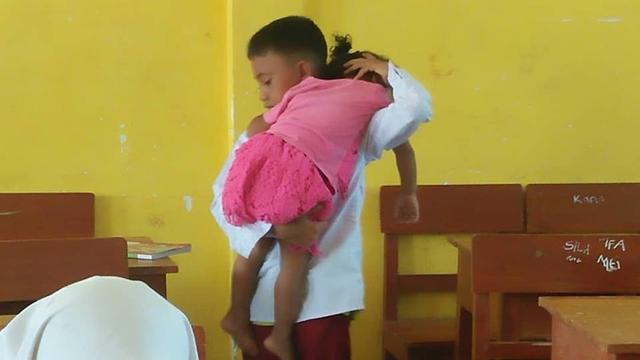 Warganet Terharu, Bocah SD Bawa Adiknya Ke Sekolah Demi Sekolah