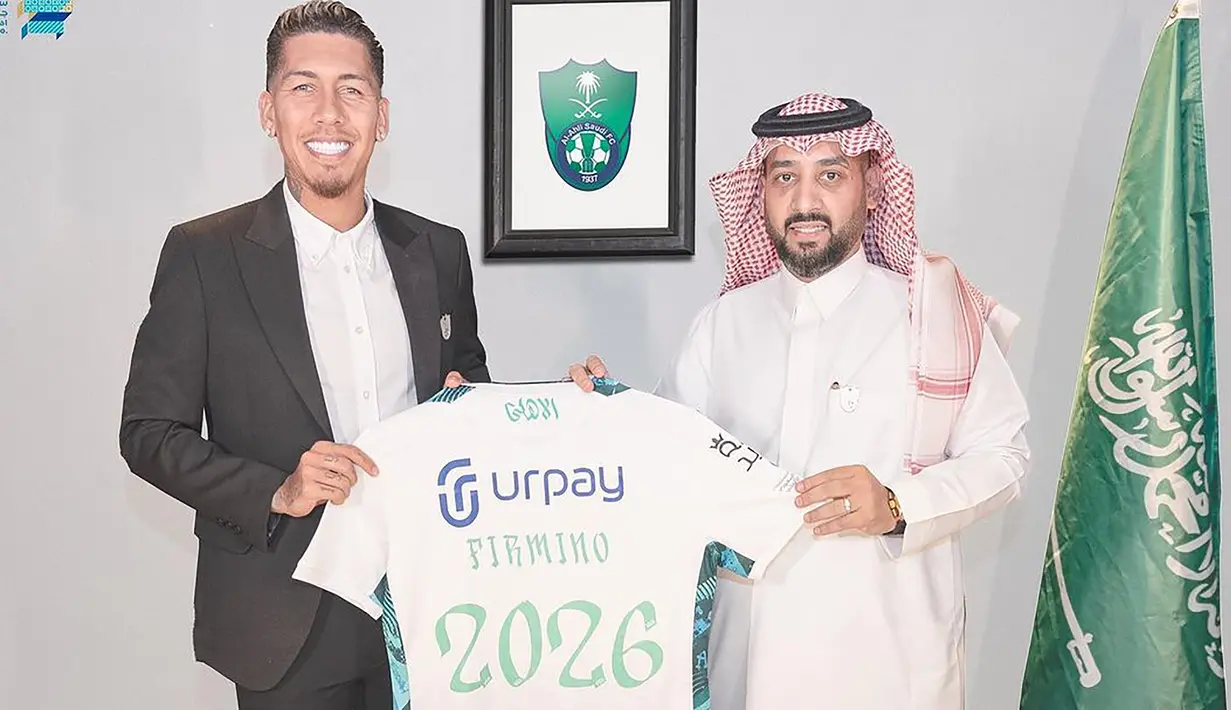 Roberto Firmino didatangkan Al Ahli dari Liverpool dengan status bebas transfer setelah membela The Reds selama 8 musim sejak 2015/2016. Ia dikontrak Al Ahli selama 3 tahun hingga 30 Juni 2026 dengan bayaran 20 juta euro atau setara Rp338 miliar per-tahun. (instagram.com/alahliclub.sa)