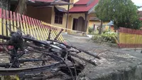 Puing sepeda teronggok setelah dibakar saat bentrok warga dan polisi di Boul.(M Taufan SP Bustan/Liputan6.com)
